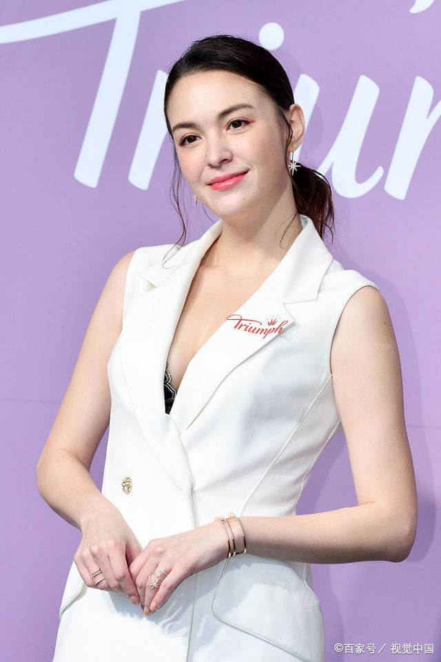 张榕容出席品牌代言活动,她穿白色西装裙秀好身材,混血感精致五官更显